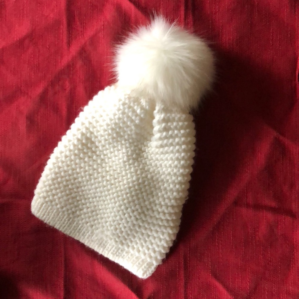 Women’s knit hat with Pom